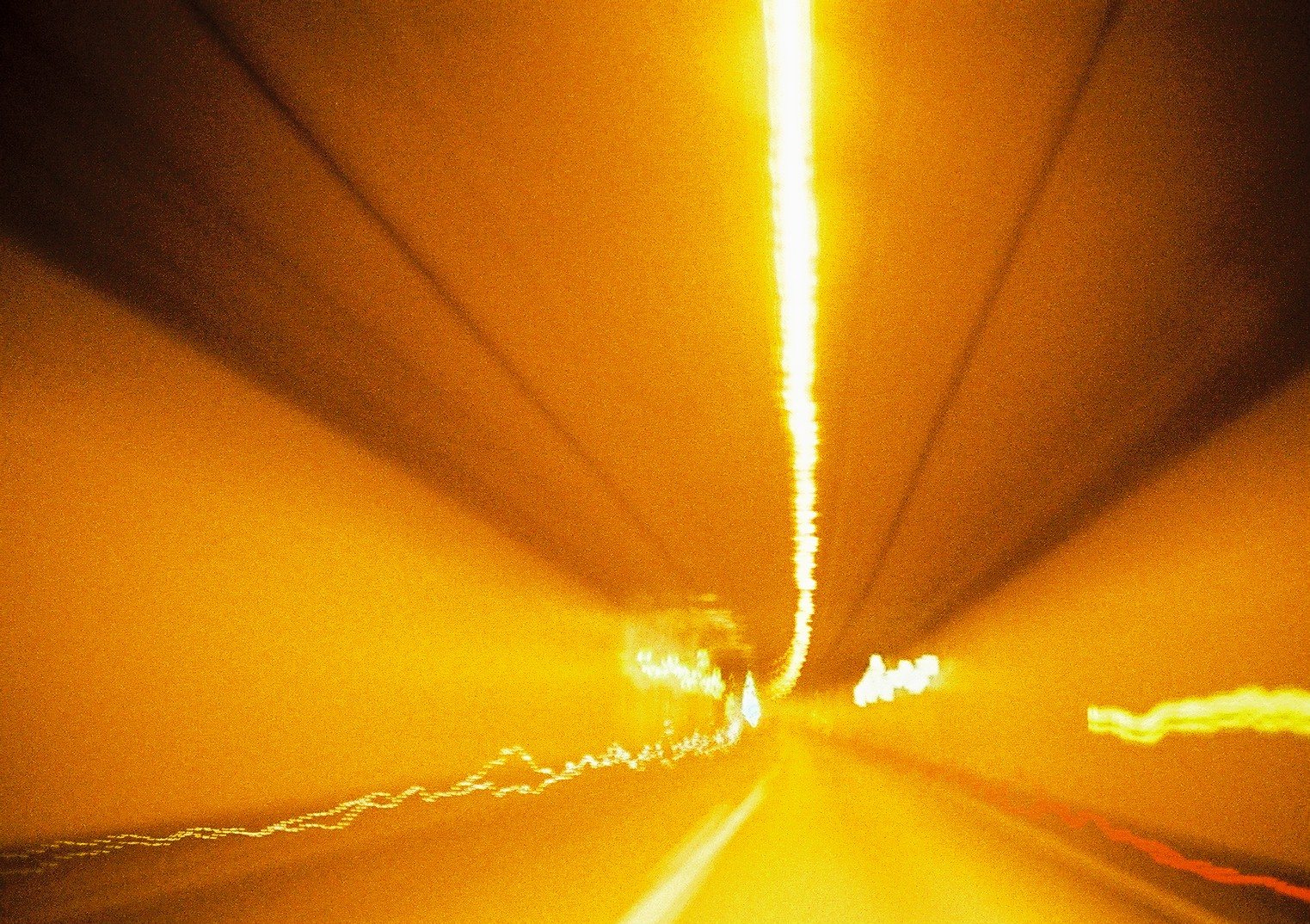 Lichtspur durch einen Tunnel, warm und gelb (Lomo)