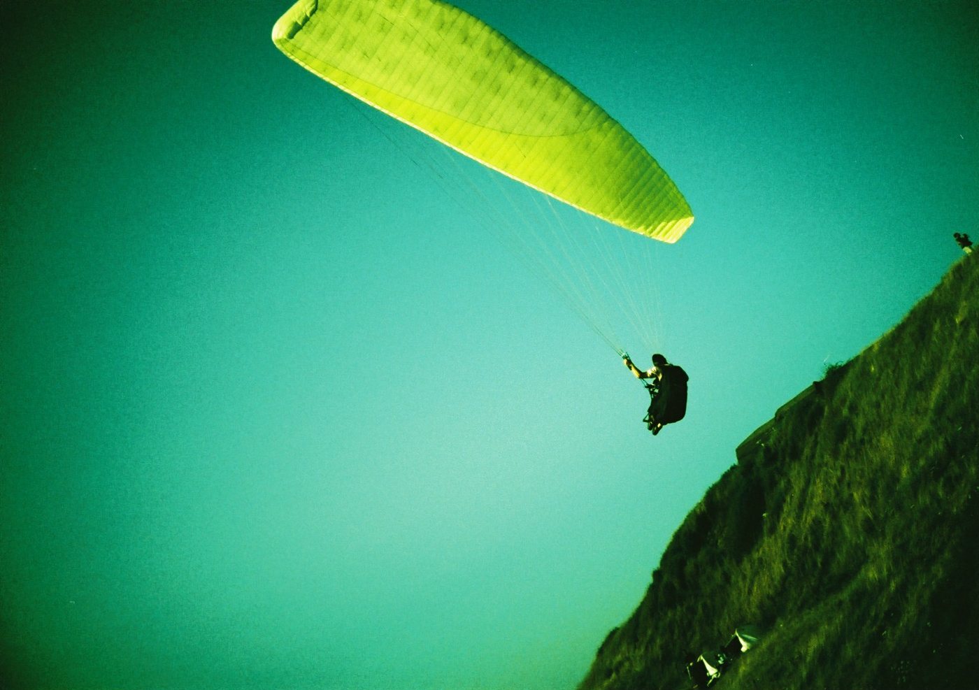 Paraglider mit gr&uuml;n-gelber Kappe, Belgien